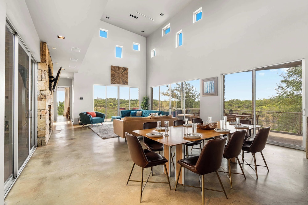 Luxury 4BR Hilltop Retreat Hot Tub & Scenic Views