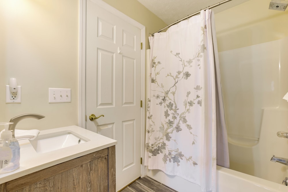 < Half-mi to Lake: Townhome w/ Hot Tub in Mchenry!