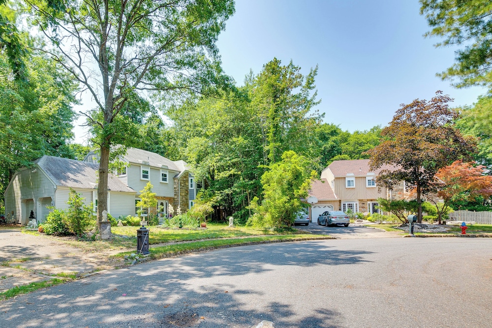 Spacious Old Bridge Home ~ 10 Mi to Jersey Shore! view 2