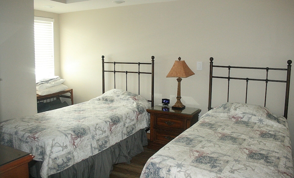 Sunrise Pointe 11f 3 Bedroom Condo by RedAwning