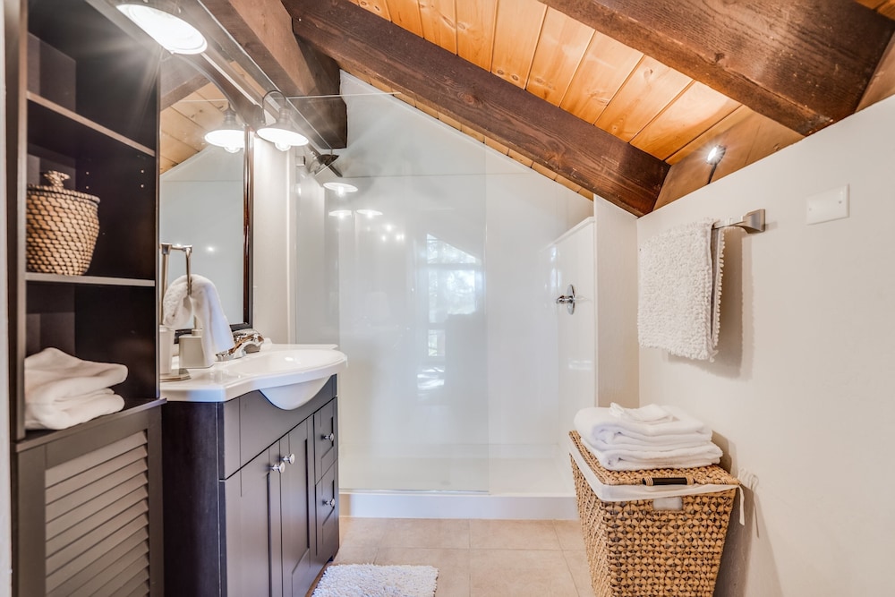 Pinegrove by Avantstay Beautiful Villas Condo Just Outside Tahoe City! - Property Image 8