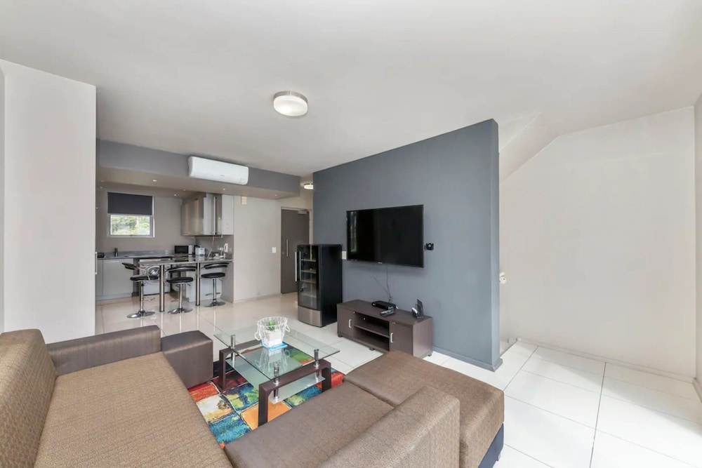 Contemporary 2BD Apartment w/ Balcony, Greenpoint! view 2