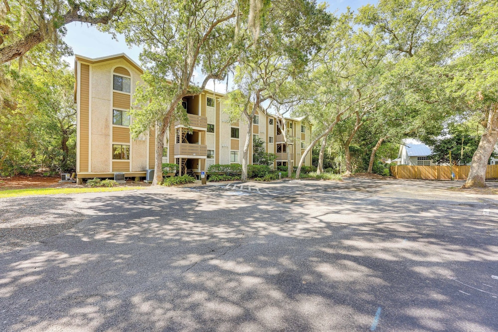 Fernandina Beach Condo w/ Pool + Path to Beach!