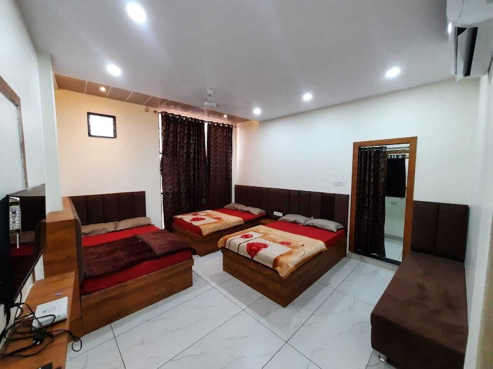 Hotel G R Inn near Temple & Rail Station