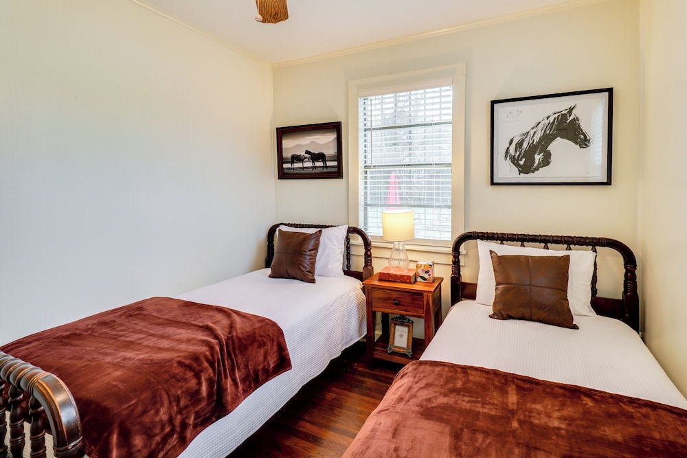 3 Mi to Mississippi Stadium: Cozy Jackson Getaway!