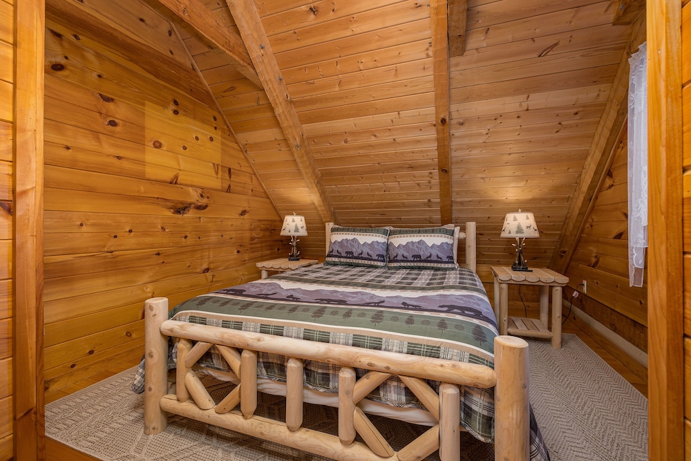 Hidden Hideaway 2 Bedroom Cabin by RedAwning view 4