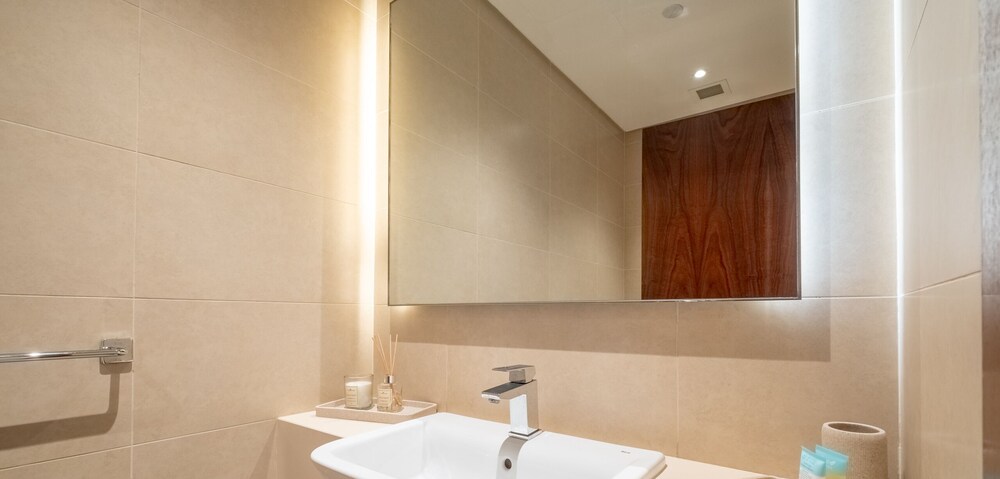 LUX The Marina Gate Sea View Suite 2