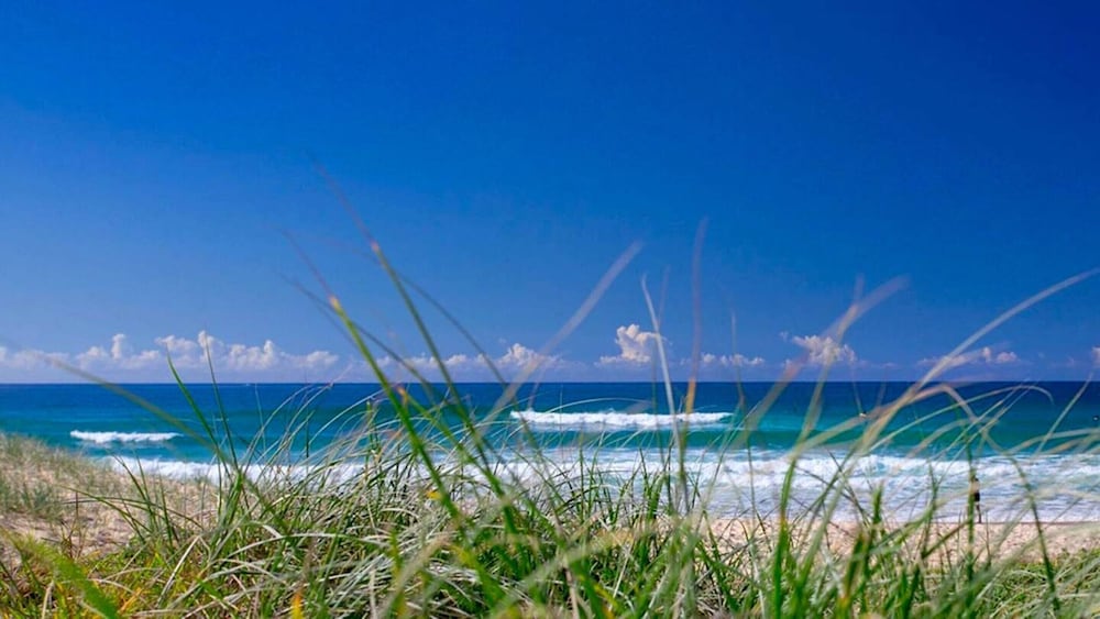 2-bed Coastal Haven With Pool by Sunshine Beach