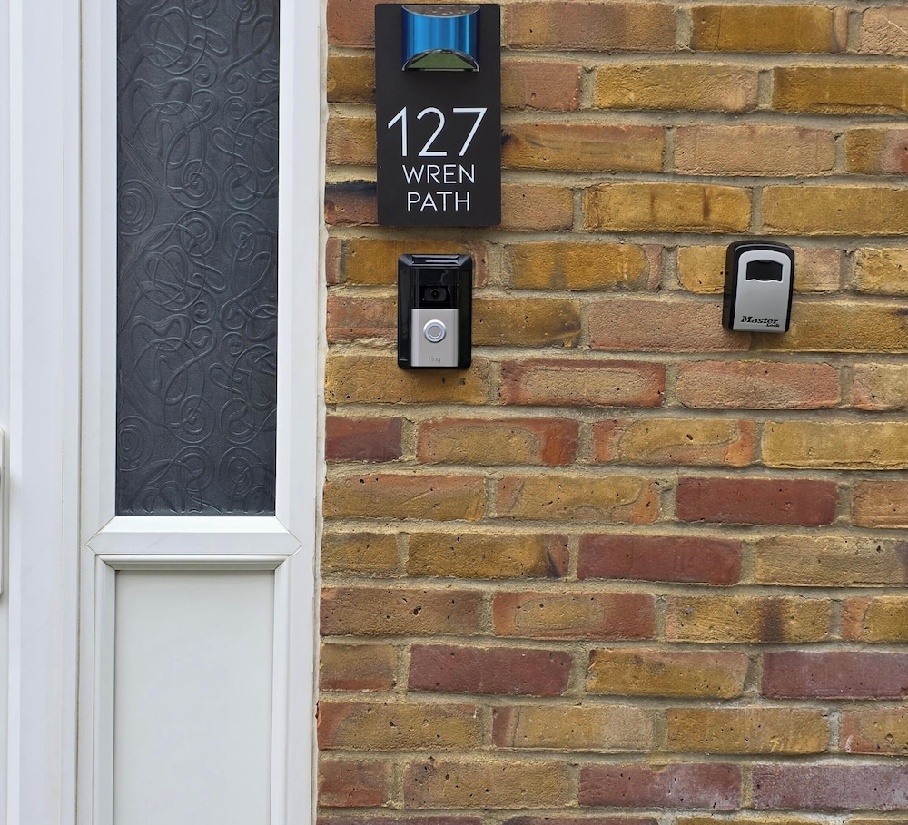 Charming 2 Bedroom Luxurious Home in Thamesmead South East London