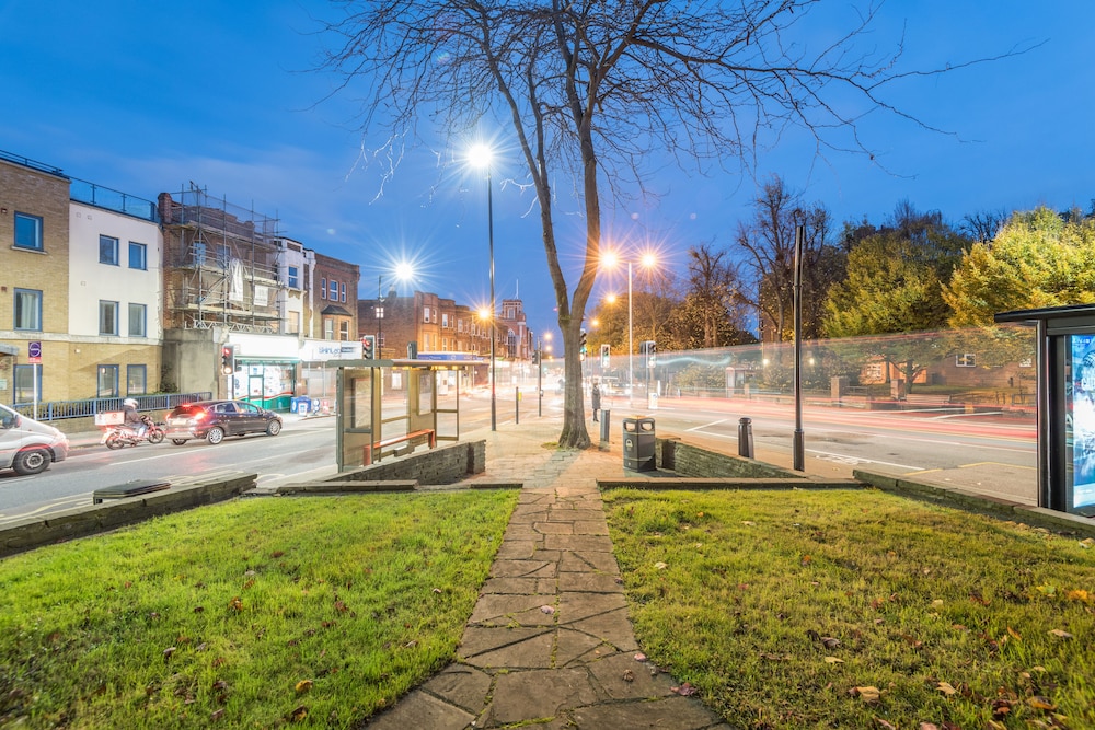 Stunning and Warm Home in Wandsworth by Underthedoormat
