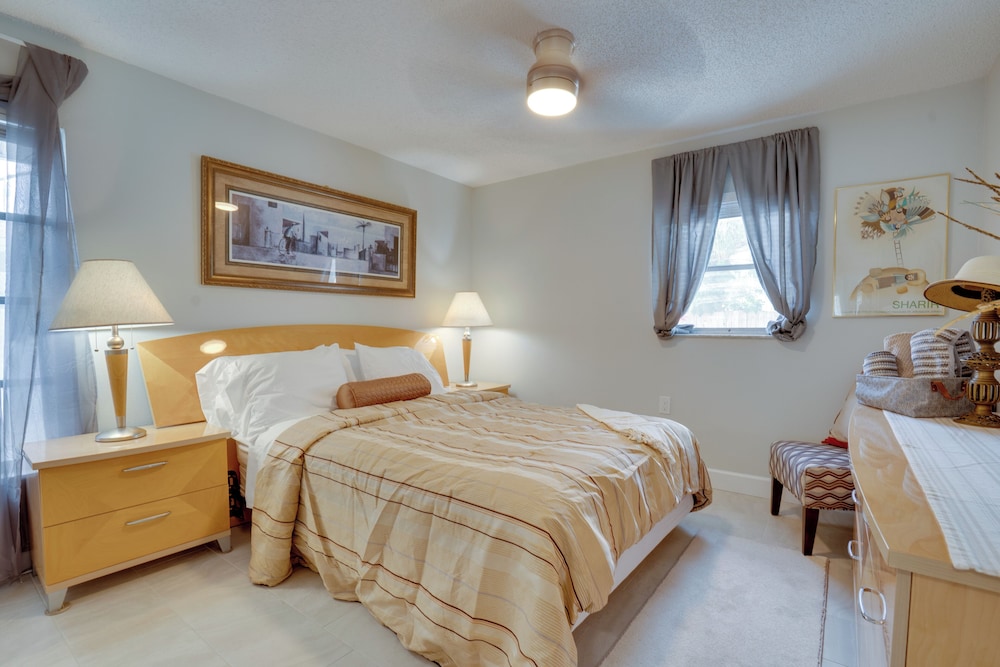 Walk to Redington Beach: Renovated Duplex w/ Patio