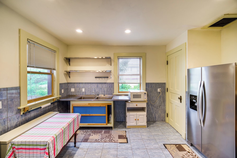 2 Mi to Lake Erie: Spacious Retreat Near Cafes!