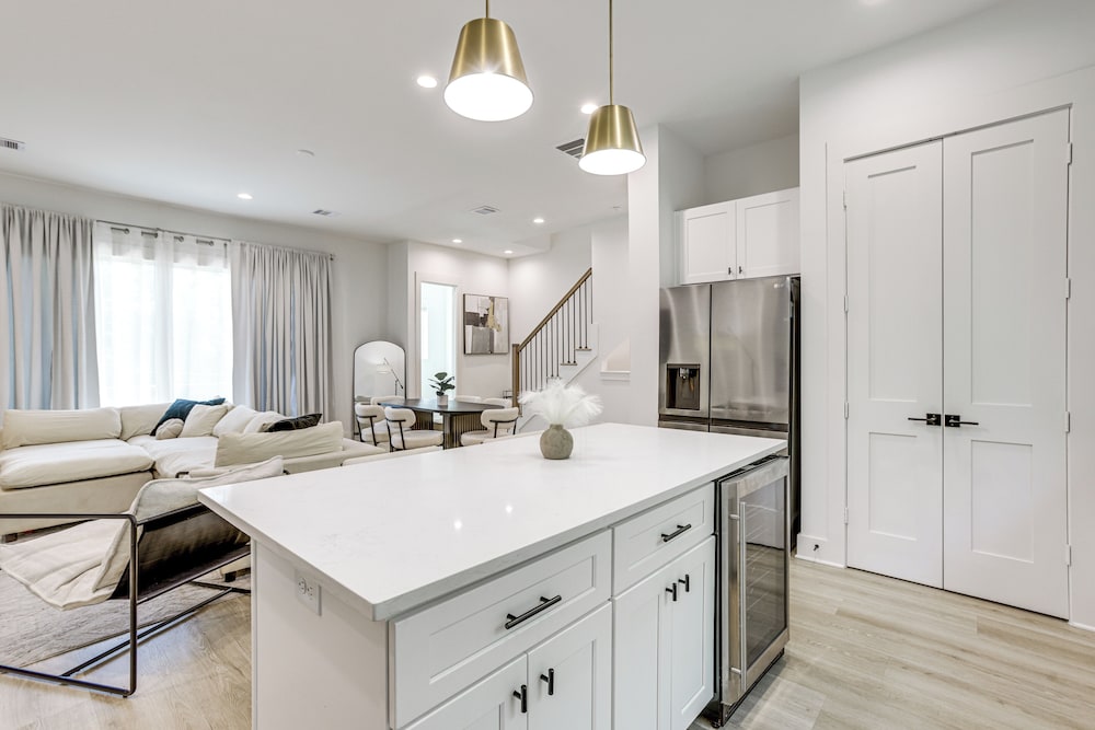 Townhome 2 Mi to Hermann Park, Zoo & Museums!