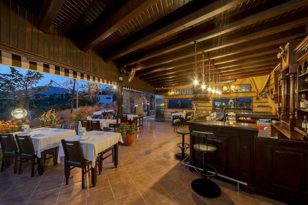 Queen Boutique Hotel - Image 28