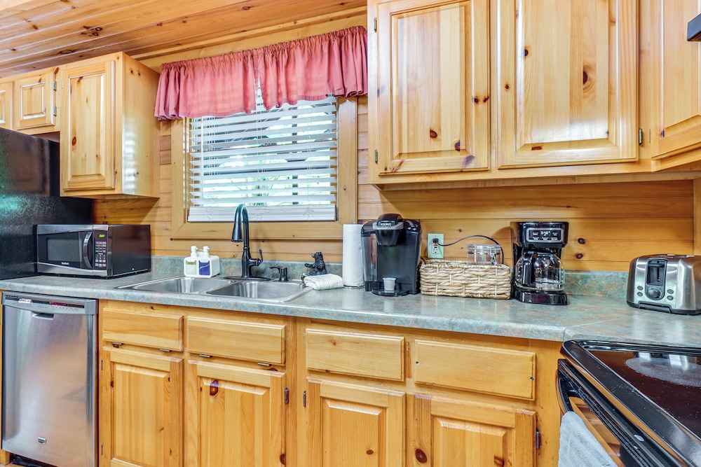 5 Mi to Gsmnp: Cabin w/ Hot Tub & Game Area