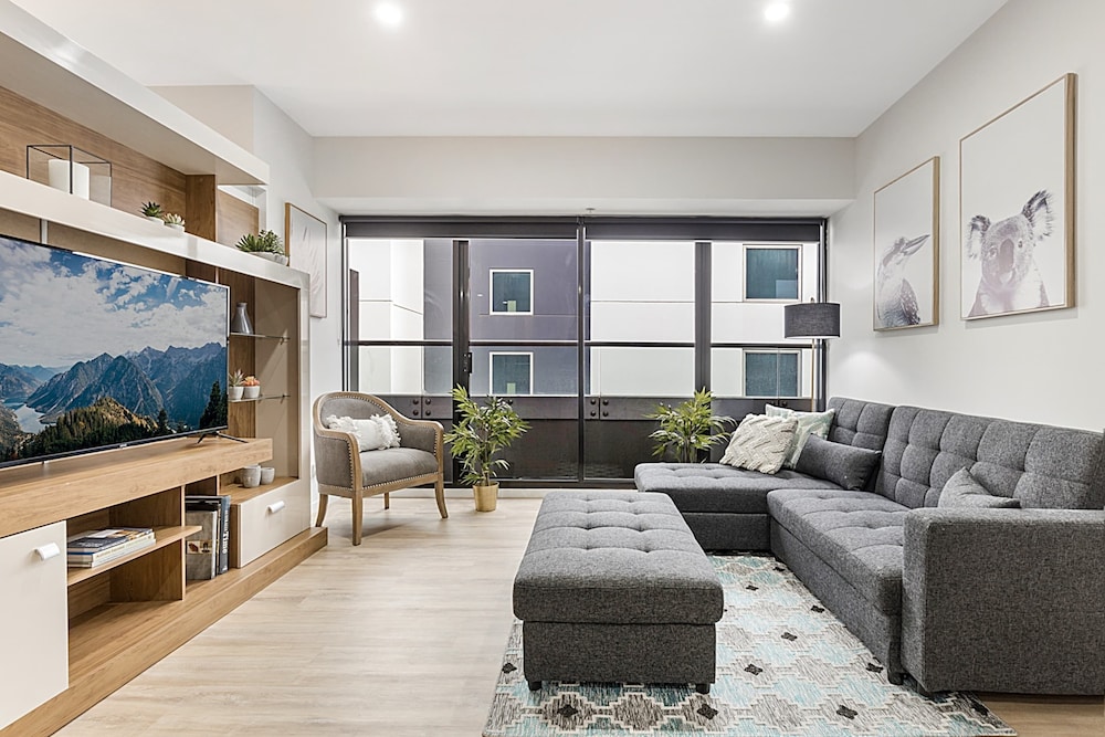 Executive Unit With Pool and Gym Near Riverfront