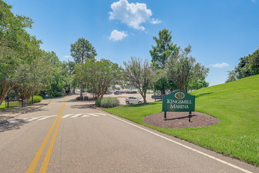 Resort Condo w/ Marina Access in Williamsburg!