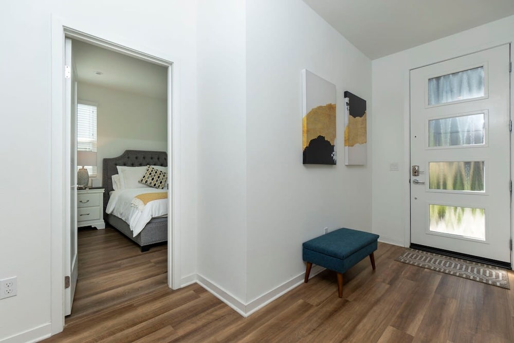 Master Bedroom With King Bed Central Location