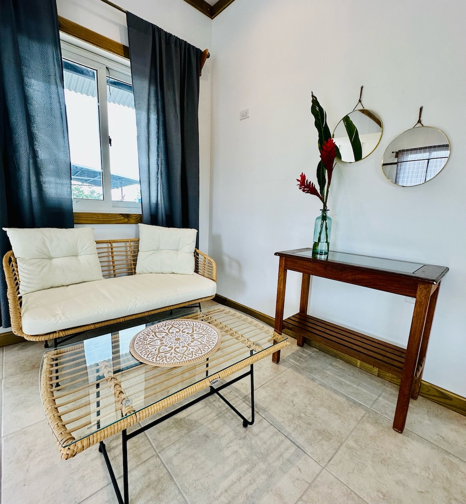 Annies 6th Street Apartment