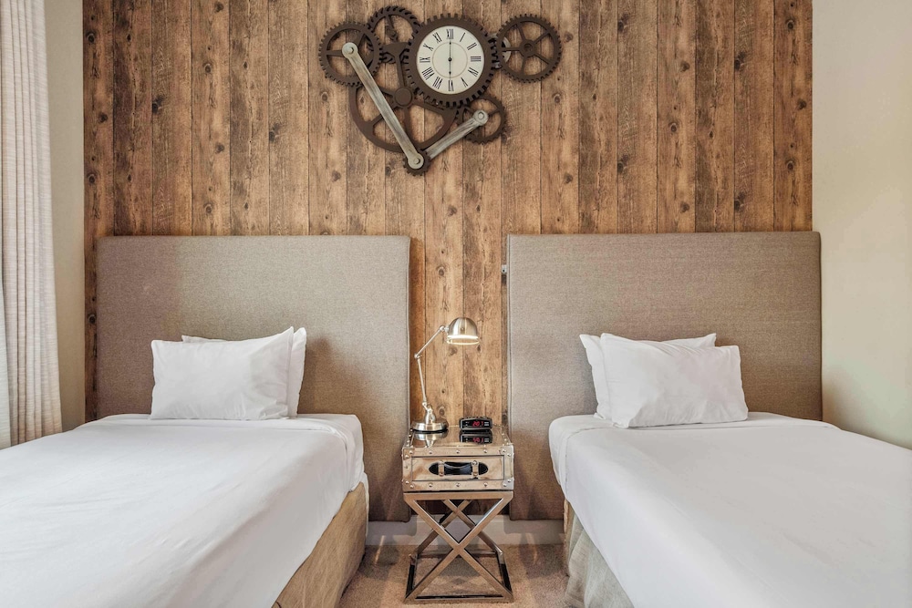 Minutes to Disney Chic Dream Villa With Stunning Patio and Resort Perks