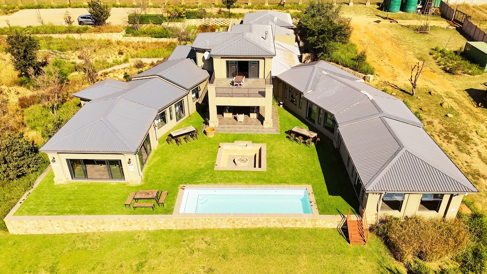 Stones Throw Manor