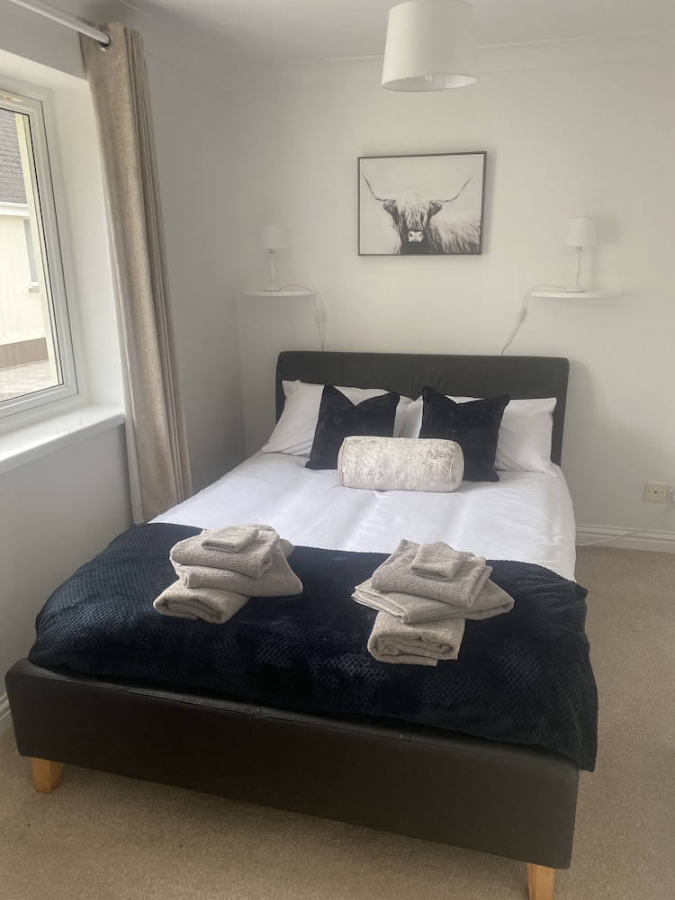 Beautiful 2 Bed Bungalow in Laugharne Situated view 2