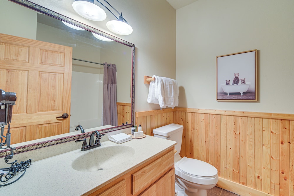 Pool & Lake Access: Northern Lakes Retreat!