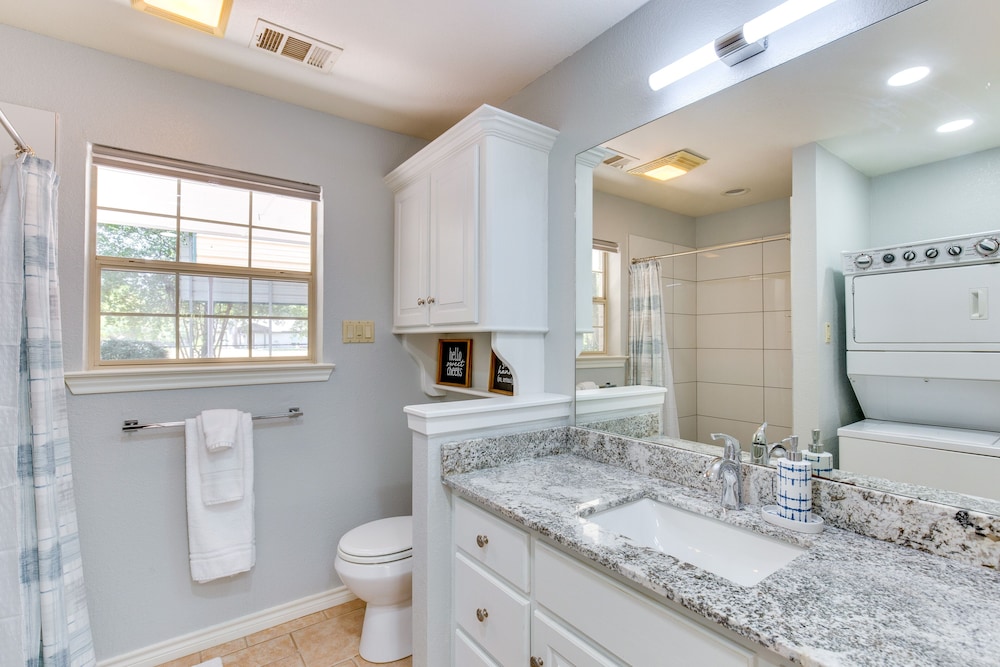 Pet-friendly Mabank Retreat Near Cedar Creek Lake! view 4