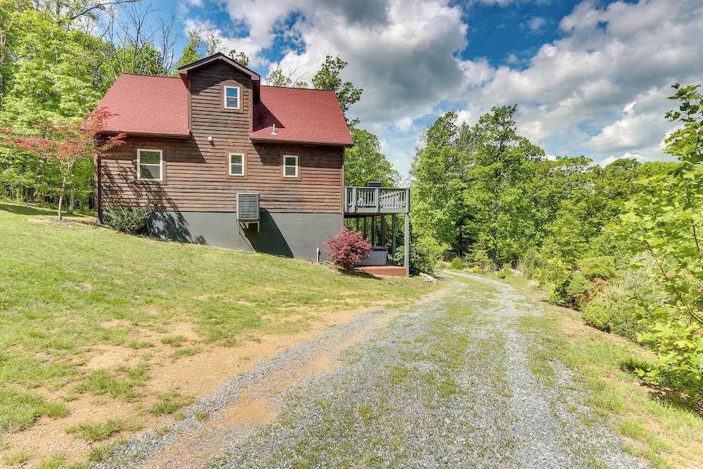 Hot Tub + Game Room: Peaceful Wardensville Cabin