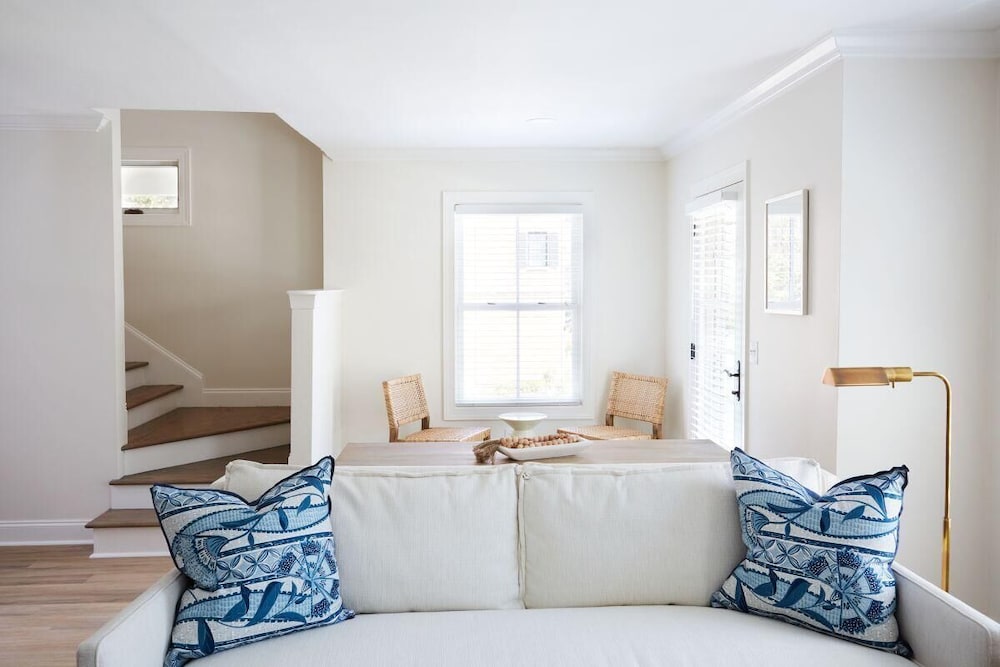 May River Breeze! 3-story Townhouse in Old Town's Promenade