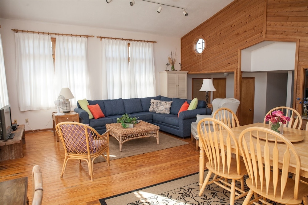 Chez-toni 3 Bedroom Cottage by RedAwning
