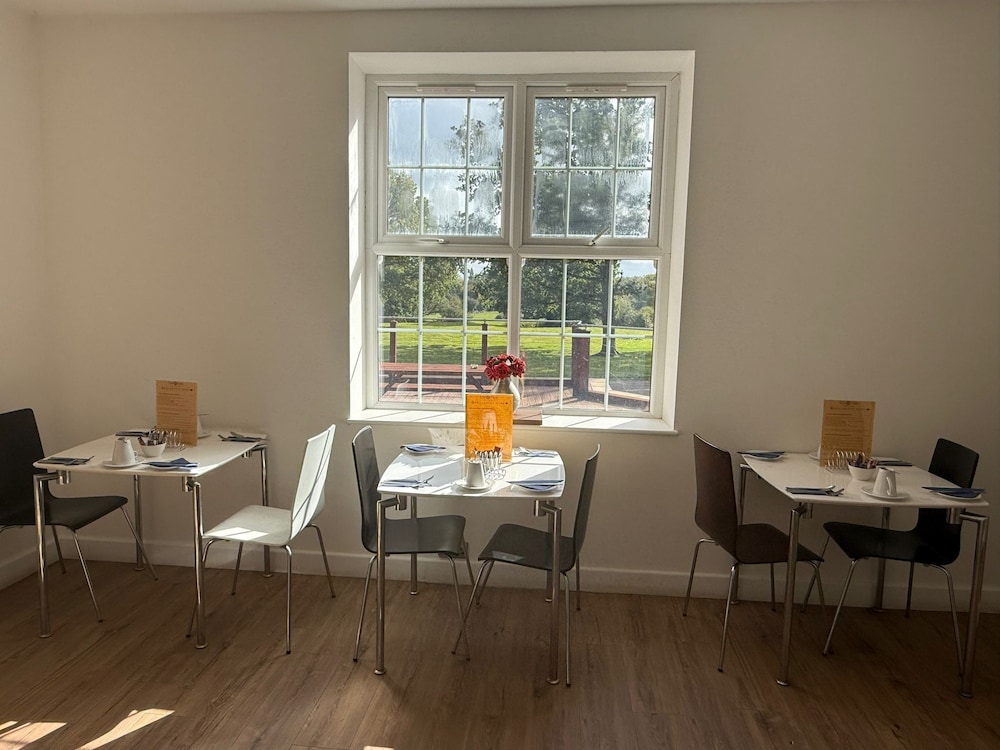 Crawley Vacations - Trivelles Gatwick - Property Image 8