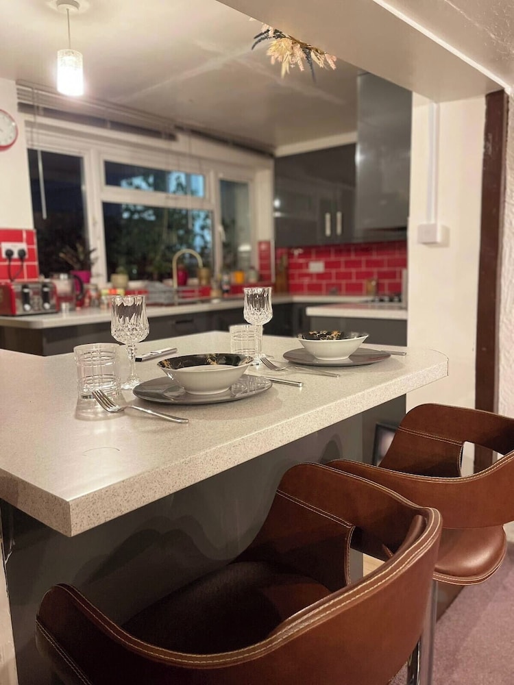 Gloucester - 2 Bed House - Sleeps 7 - Pet Friendly