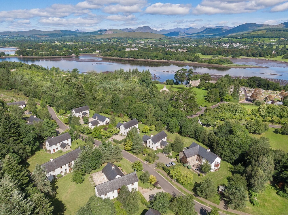 Spacious Kenmare Home to Sleep 8 Free use of Pool Onsite