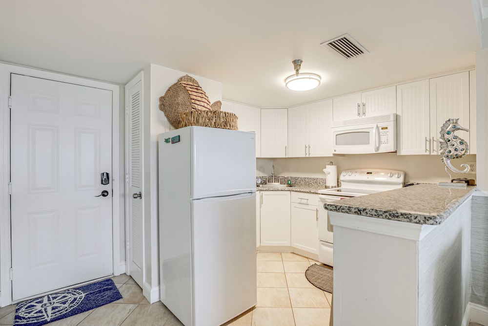 Steps to Pool + Ocean: Jacksonville Beach Gem!