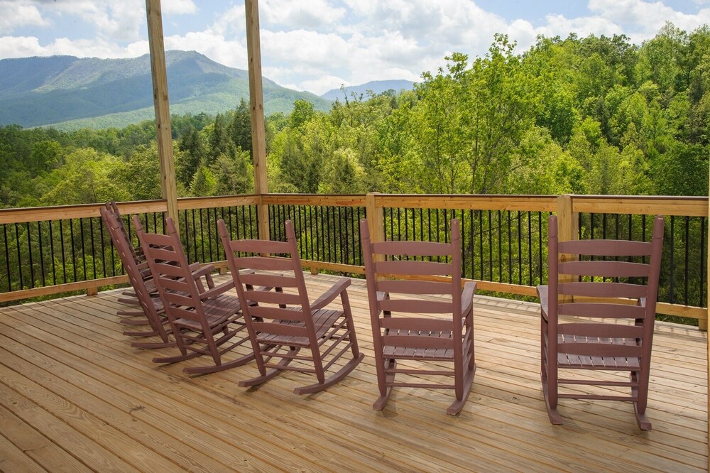 Greenbrier Estate 28 Bedroom Cabin by RedAwning