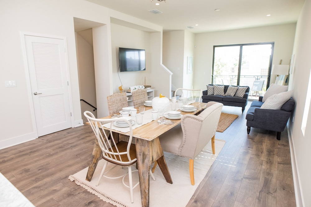 Modern 3 Bed Smarthome in Heart of Tampa