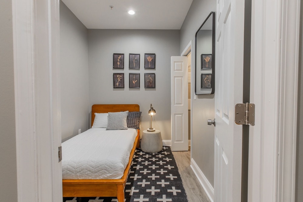 Baltimore's Home Away From Home 2 Bedroom Apts by Redawning - Property Image 23