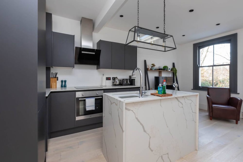 Contemporary 2 Bedroom Apartment on Columbia Road