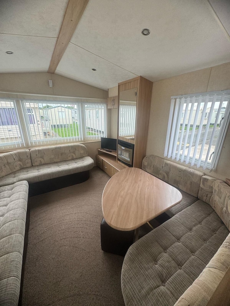 3 Bed Caravan - Sleeps 8 - Pets - Parking