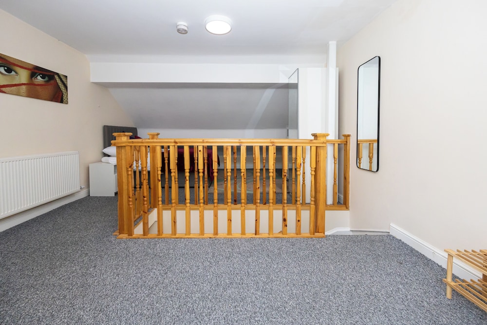 Stunning 3 Bedroom Home in Newcastle-under-lyme With Garden