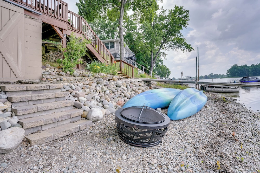 Kayaks, Rowboat & Game Room - Lake Gilead Getaway!