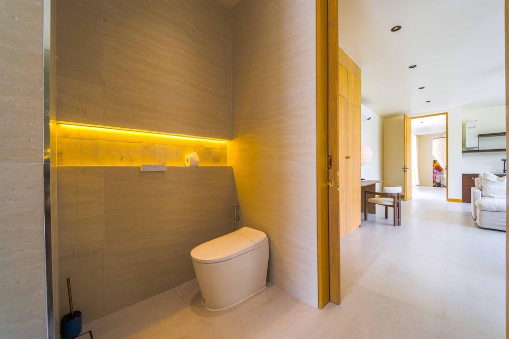 Ultra-Modern 6-Bedroom in GolfCourse PH6