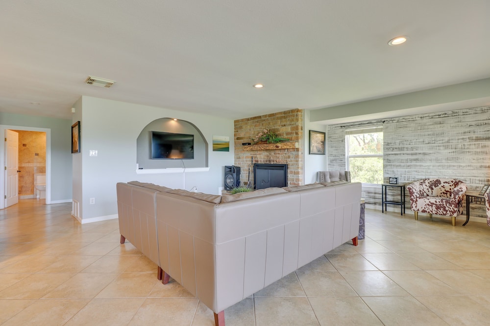 Waterfront Spicewood Home: Deck, Fire Pit Grill - Property Image 15