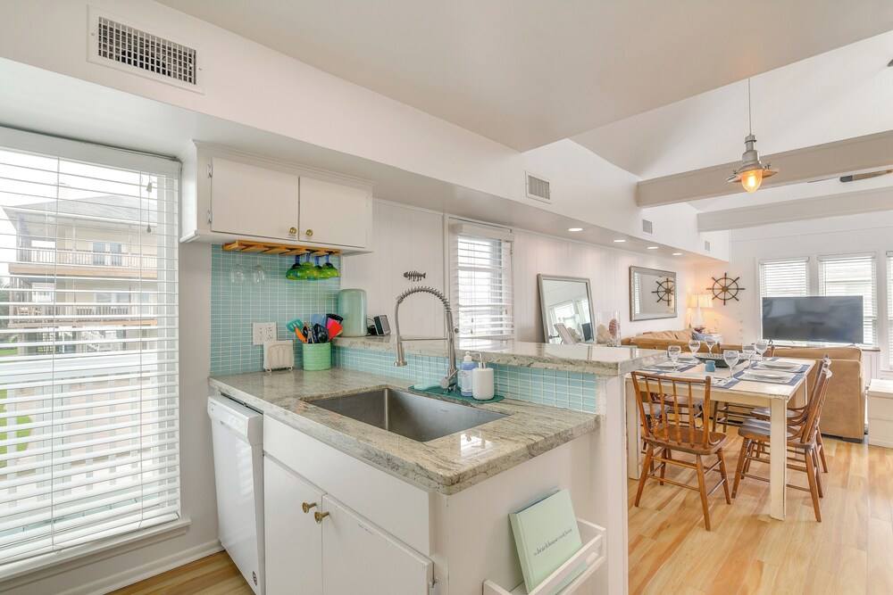 1 Block to Beach: Family Retreat in Galveston!