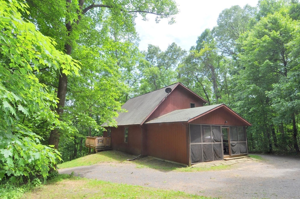 Sqyrls Nest - 3BR Retreat With a Hot Tub view 2