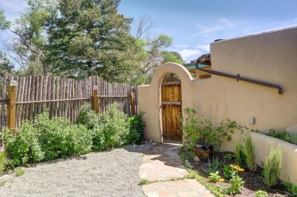 Casa Carmen Zia - Comfortable East Side Elegance - NEW Listing view 3