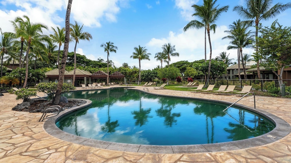 Walk to Restaurants/shopping - Excellent Golf Course Views - Private Beach Access - Vrkcv