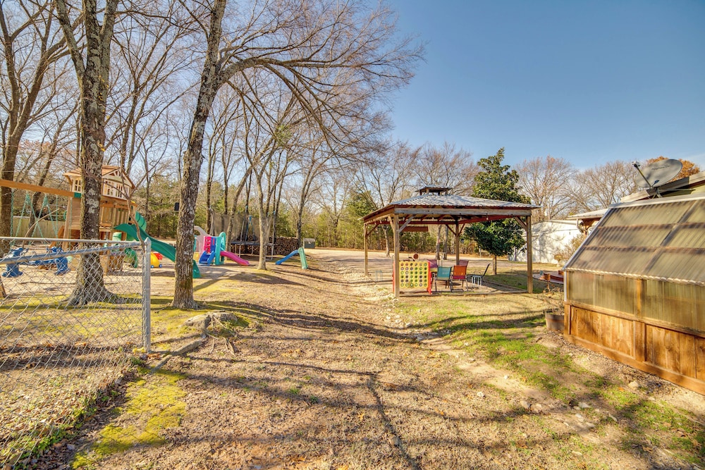 Families Welcome! Home w/ Playground in Kingston