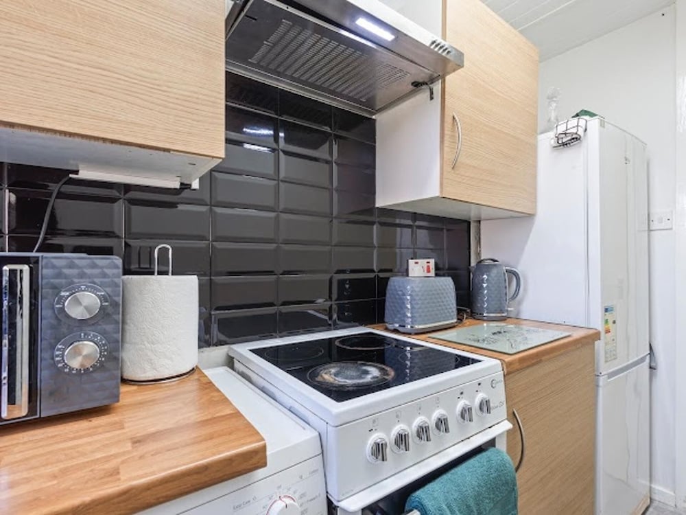 1 Bedroom Apartment Sleeps 4, Free Parking, Tv